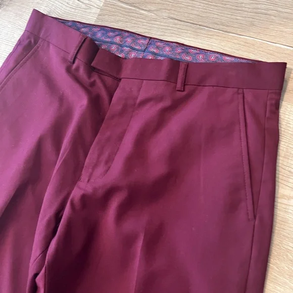 Luxurious Red Suit with Notched Lapel and Textured Fabric - Picture 2 of 10